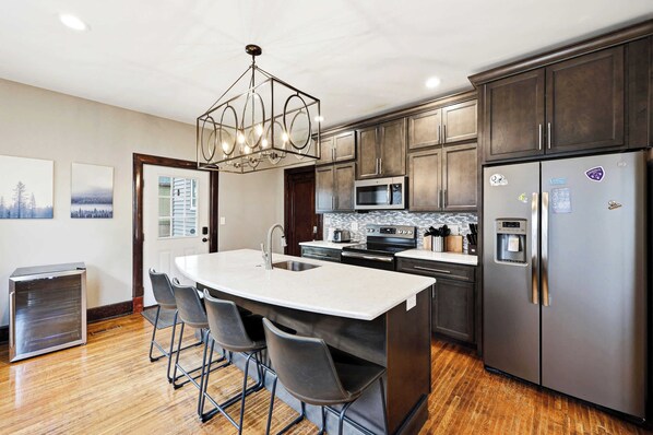Coffee/tea maker, cookware/dishes/utensils - Spacious Louisville retreat w/ pingpong & backyard (Louisville)