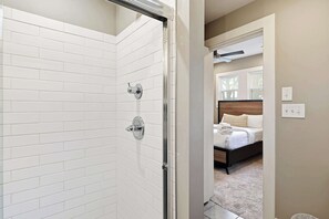 Shower, hair dryer, towels, shampoo - Spacious Louisville retreat w/ pingpong & backyard (Louisville)