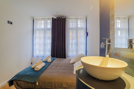 3 室のベッドルーム、アイロン / アイロン台、WiFi、ベッドシーツ. Colorful duplex 6 pers/3ch/3sdb View Belfry ARRAS Centre Histo