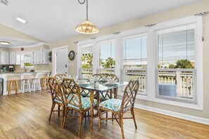 Dining - 🏝️Waterfront Canal Home | Dock + Golf Cart | Pet Friendly | Island Oasis🏝️ (Navarre)