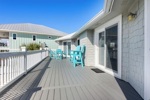 Terrace/patio - 🏝️Waterfront Canal Home | Dock + Golf Cart | Pet Friendly | Island Oasis🏝️ (Navarre)