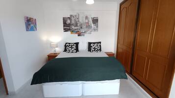 2 Schlafzimmer, BĂŒgeleisen/BĂŒgelbrett, WLAN, BettwĂ€sche