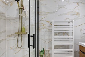 Shower, hair dryer, towels - Beach View Suite - Sea view, Balcony, Wi-fi (Torquay)