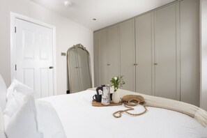 2 bedrooms, desk, iron/ironing board, Internet - Myrtle Cottage - Pet friendly, 20m from beach, modern cottage (Mousehole)