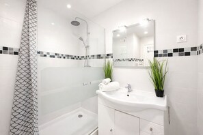 Bathroom - Vrbo Property (Torcy)