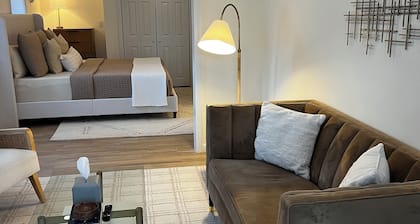 New Renovated, Luxury 1-bedroom apartment with AC in Woodland Park