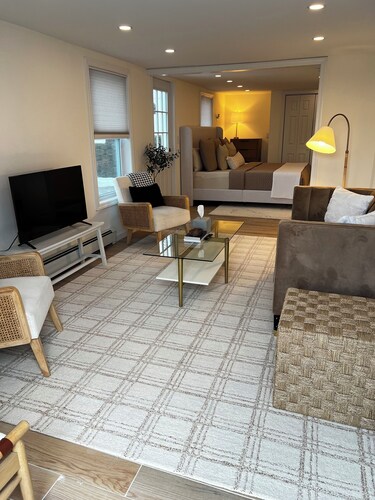 New Renovated, Luxury 1-bedroom apartment with AC in Woodland Park