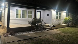 A single-story house with a front porch, a door, and a small front yard. - Up Up And Stayyyyy at this 3 bdrm Contemporary Home (Dallas)