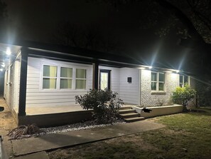 Exterior - Up Up And Stayyyyy at this 3 bdrm Contemporary Home (Dallas)
