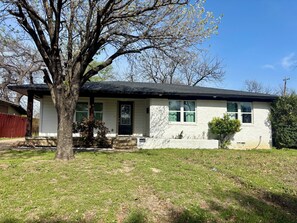 Exterior - Up Up And Stayyyyy at this 3 bdrm Contemporary Home (Dallas)
