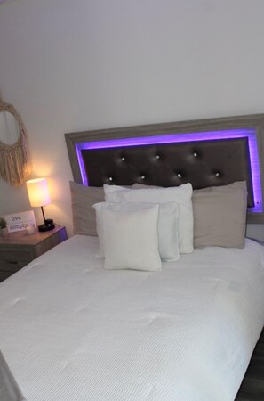 Iron/ironing board, WiFi, bed sheets - Up Up And Stayyyyy at this 3 bdrm Contemporary Home (Dallas)