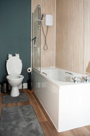 Bathroom - Fresh and spacious 3 bedroom home (Angus)