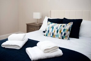 Desk, iron/ironing board, WiFi, bed sheets - Fresh and spacious 3 bedroom home (Angus)