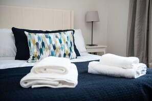 Desk, iron/ironing board, WiFi, bed sheets - Fresh and spacious 3 bedroom home (Angus)