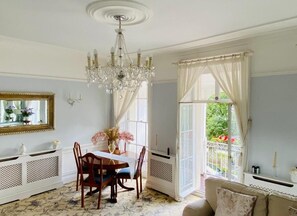 Living area - Pier View Self Catering Apartments (Southend-on-Sea)