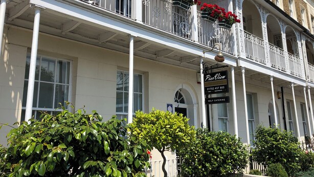 Un edificio con un letrero que dice 'Pier View Self Catering'.