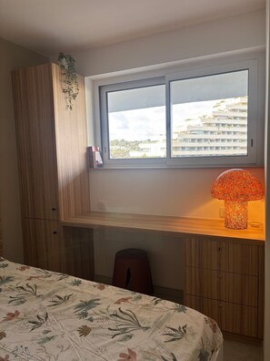 Room - Apartment 'Grand Luxe Vue Mer Exclusif' with Sea View, Wi-Fi and Air Conditioning (Villeneuve-Loubet)