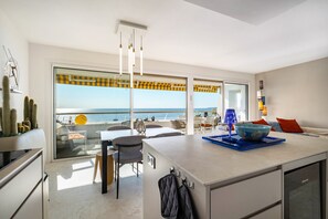 Interior - Apartment 'Grand Luxe Vue Mer Exclusif' with Sea View, Wi-Fi and Air Conditioning (Villeneuve-Loubet)