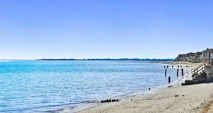 Salt & Blue - Walk to Beach - Near Tyde Wedding Venue