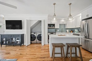 Private kitchen - Salt & Blue - Walk to Beach - Near Tyde Wedding Venue (Milford)