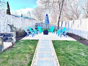 Property grounds - Salt & Blue - Walk to Beach - Near Tyde Wedding Venue (Milford)