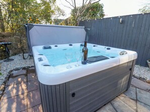 Cottage | Outdoor spa tub - Broadwath Old House (Brampton)