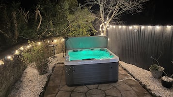 ์ฝํฐ์ง | ํ
๋ผ์ค/ํํฐ์ค