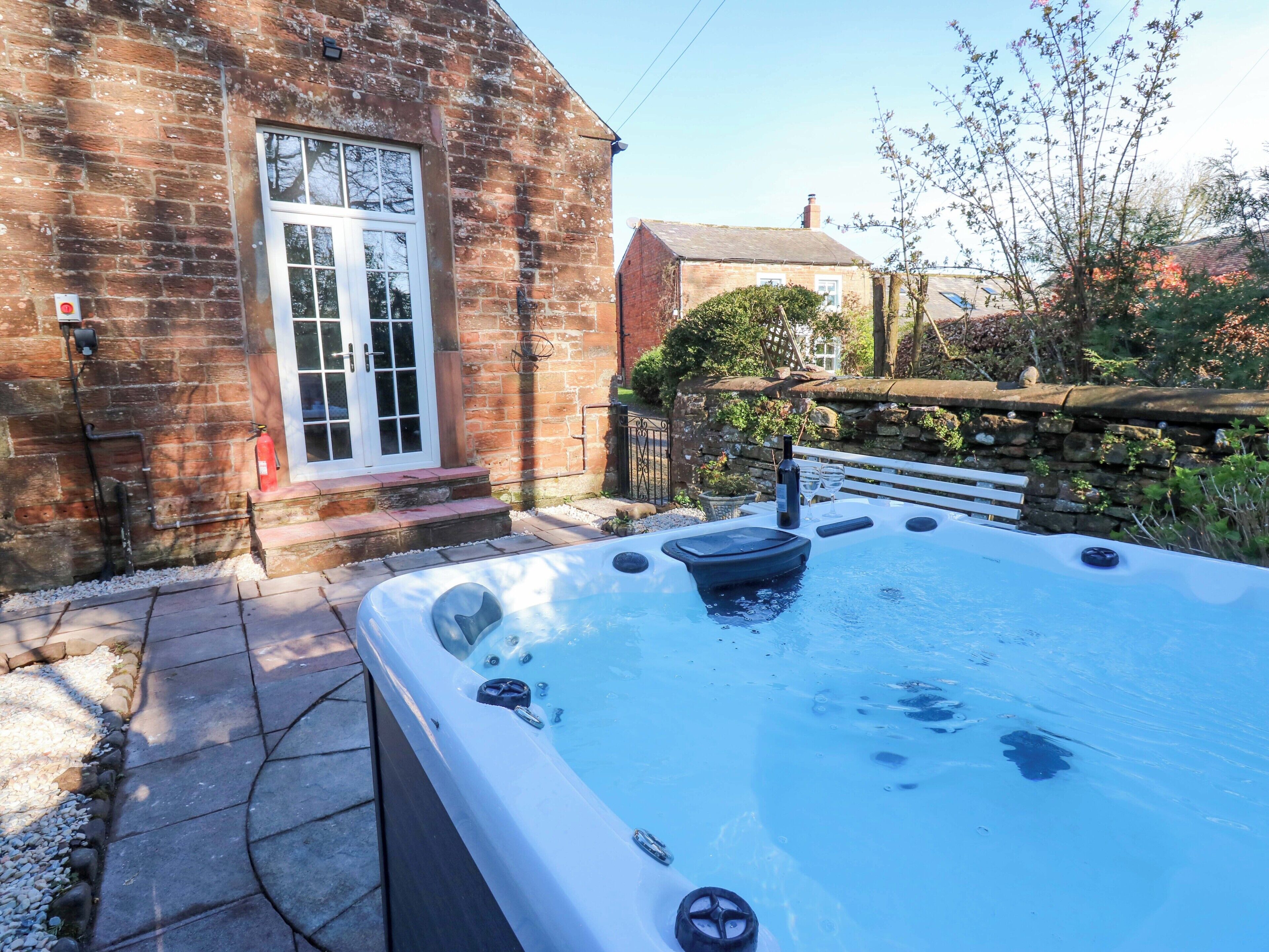 Cottage | Outdoor spa tub