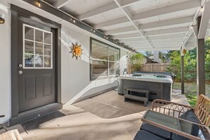 Terrace/patio - Spacious Home + Hot tub + Fire Pit + Play Loft (Cedar Park)