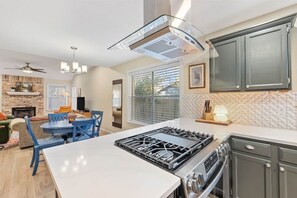 Refrigerador, microondas, horno y parrilla de estufa 