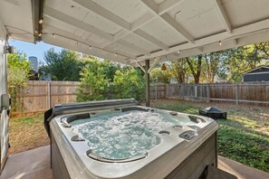 Outdoor spa tub - Spacious Home + Hot tub + Fire Pit + Play Loft (Cedar Park)