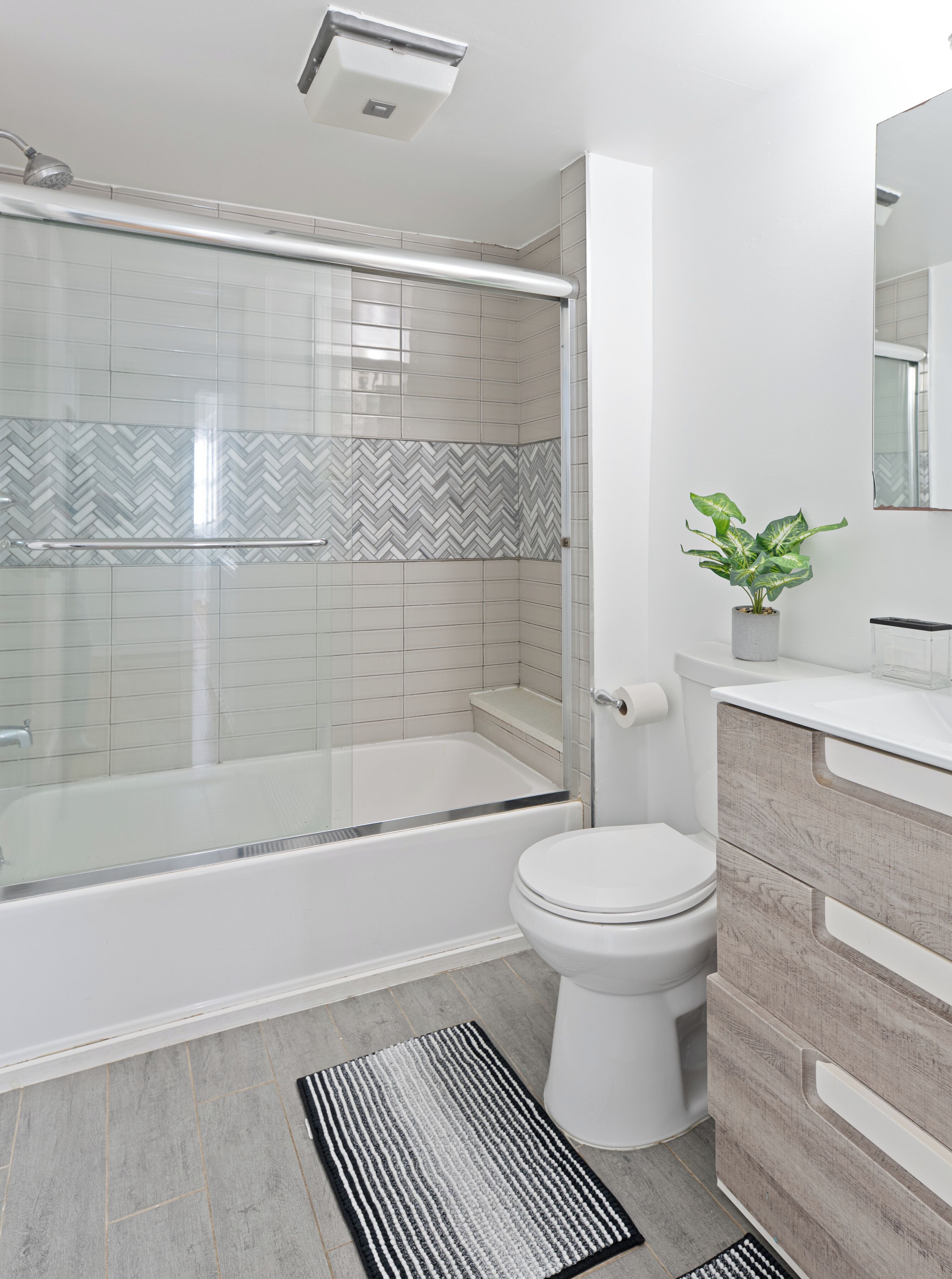 Secadora de cabello, toallas, papel de baño 