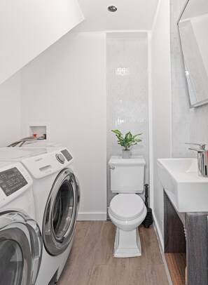 Haartrockner, Handtücher, Toilettenpapier