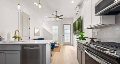 NEW Oakview Loft • River Ranch • 85" TV • Office • Nespresso • 2 King Beds