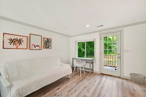 Living area - Private Calm Coastal Retreat Near Beaches, Golf Attractions-RENOVATED (Ocean Isle Beach)