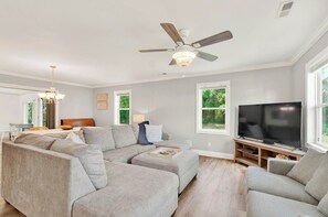 Living area - Private Calm Coastal Retreat Near Beaches, Golf Attractions-RENOVATED (Ocean Isle Beach)