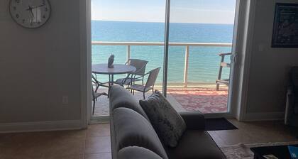 Newly Upgraded 2 BR/2BA lakefront condo/private balcony/beach/indoor pool
