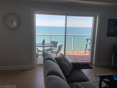 Newly Upgraded 2 BR/2BA lakefront condo/private balcony/beach/indoor pool