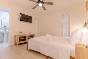 6 bedrooms, iron/ironing board, WiFi, bed sheets - 6 bedroom Beach Retreat with Heated Swim Spas ~ 460 steps to the beach (Indian Rocks Beach)