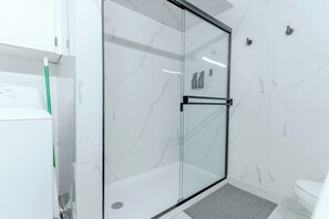 Dusche, Haartrockner, Handtücher, Seife