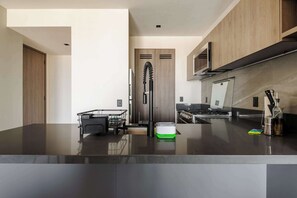 Fridge, microwave, stovetop, coffee/tea maker - w* | Engaging 3BR w/ Balcony in Be Grand del Valle (Ciudad de México)