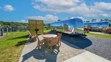 Casa móvil, vistas a la montaña | Restaurante al aire libre