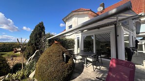 Outdoor dining - Andrea vacation apartment with fantastic garden (Sasbach am Kaiserstuhl)