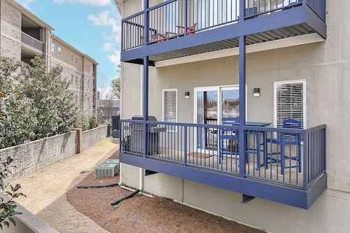 Steps to Auburn's Campus ~ Beautifully Remodeled Condo + Sleeps 8