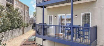 Steps to Auburn's Campus ~ Beautifully Remodeled Condo + Sleeps 8