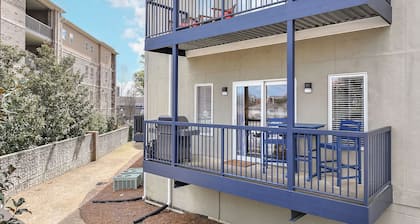 Steps to Auburn's Campus ~ Beautifully Remodeled Condo + Sleeps 8