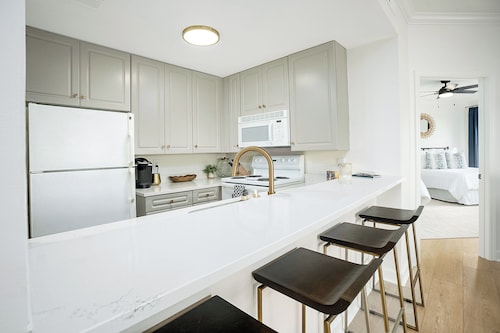 Steps to Auburn's Campus ~ Beautifully Remodeled Condo + Sleeps 8