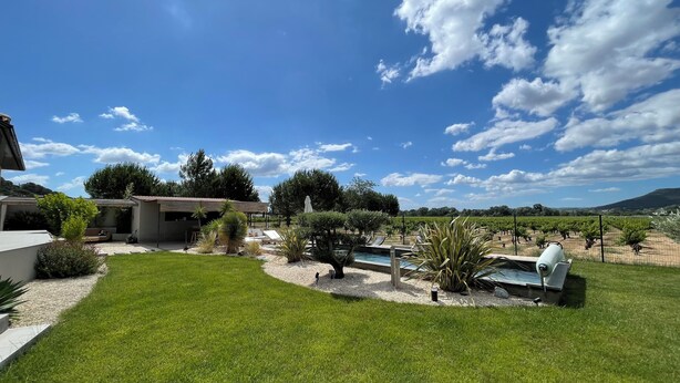 A modern house with a swimming pool, a patio, and a vineyard in the background. - Villa César "a haven of peace with breathtaking views (Chusclan)