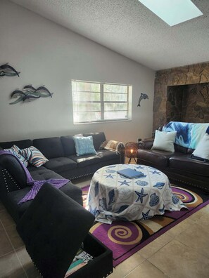 Living area - 2-bedroom house in adorable Crystal River , the Manatee capital of the world (Crystal River)