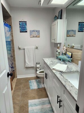 Shower, hair dryer, towels, soap - 2-bedroom house in adorable Crystal River , the Manatee capital of the world (Crystal River)